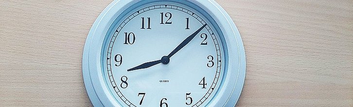 Eine Uhr, die die Uhrzeit 8 nach 8 zeigt