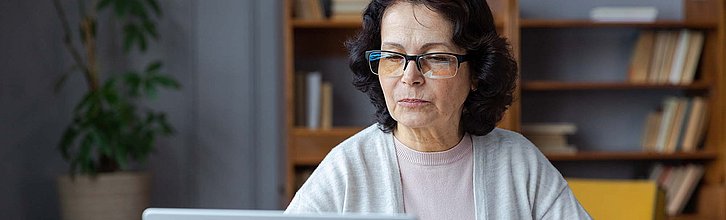 Person schaut auf Laptop-Bildschirm